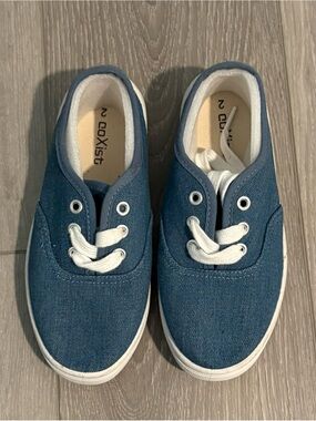 Rocks Kids Low-Top Canvas Sneakers in Blue with White Laces. Little Boy size 2